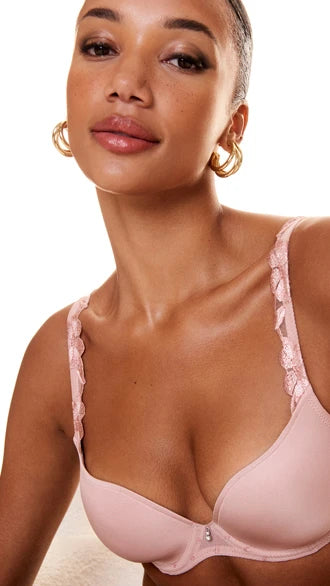 Marie Jo Serie Agnes,glänzender BH, bequeme Dessous, Blumenstickerei am Träger,glattes Cup, tiefdekolletiert, femininer BH, Retro-Flair, Vintage Pink, rosa Make-up, elegante Unterwäsche, Retro-Optik.