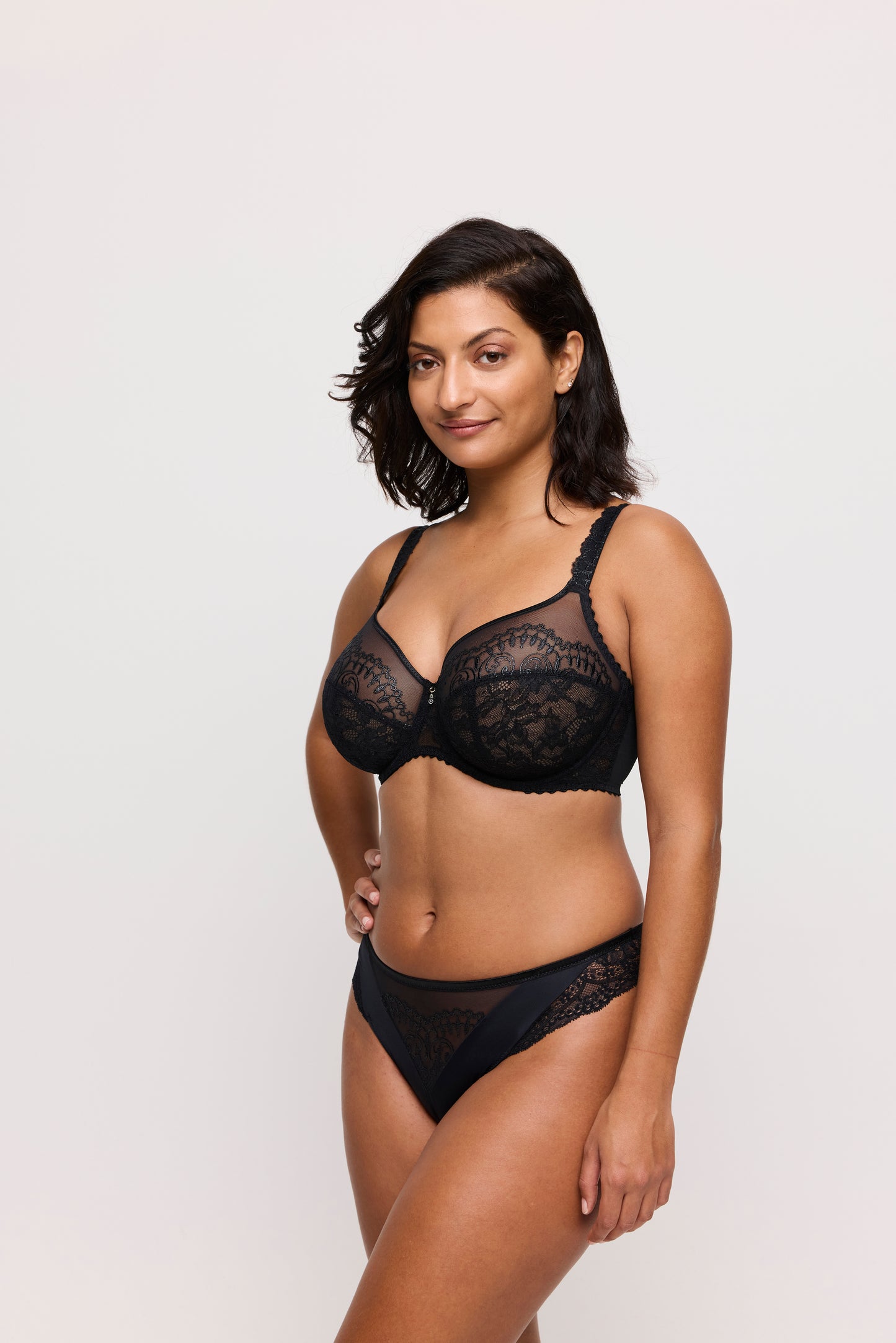 SHIMLA String (Schwarz) 38