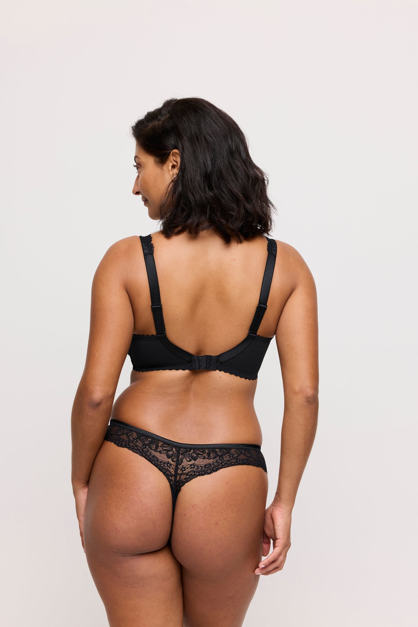 SHIMLA String (Schwarz) 38