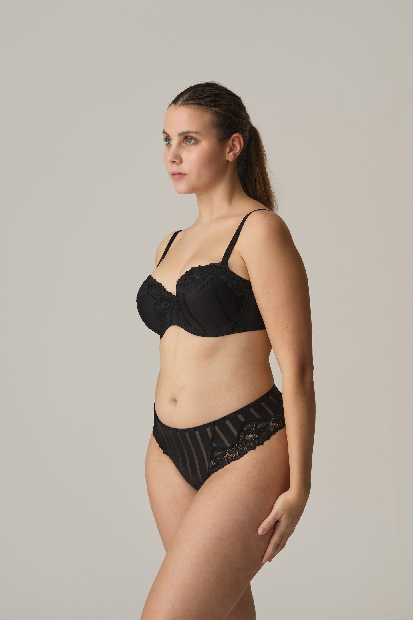 MALDIVES String (Schwarz)