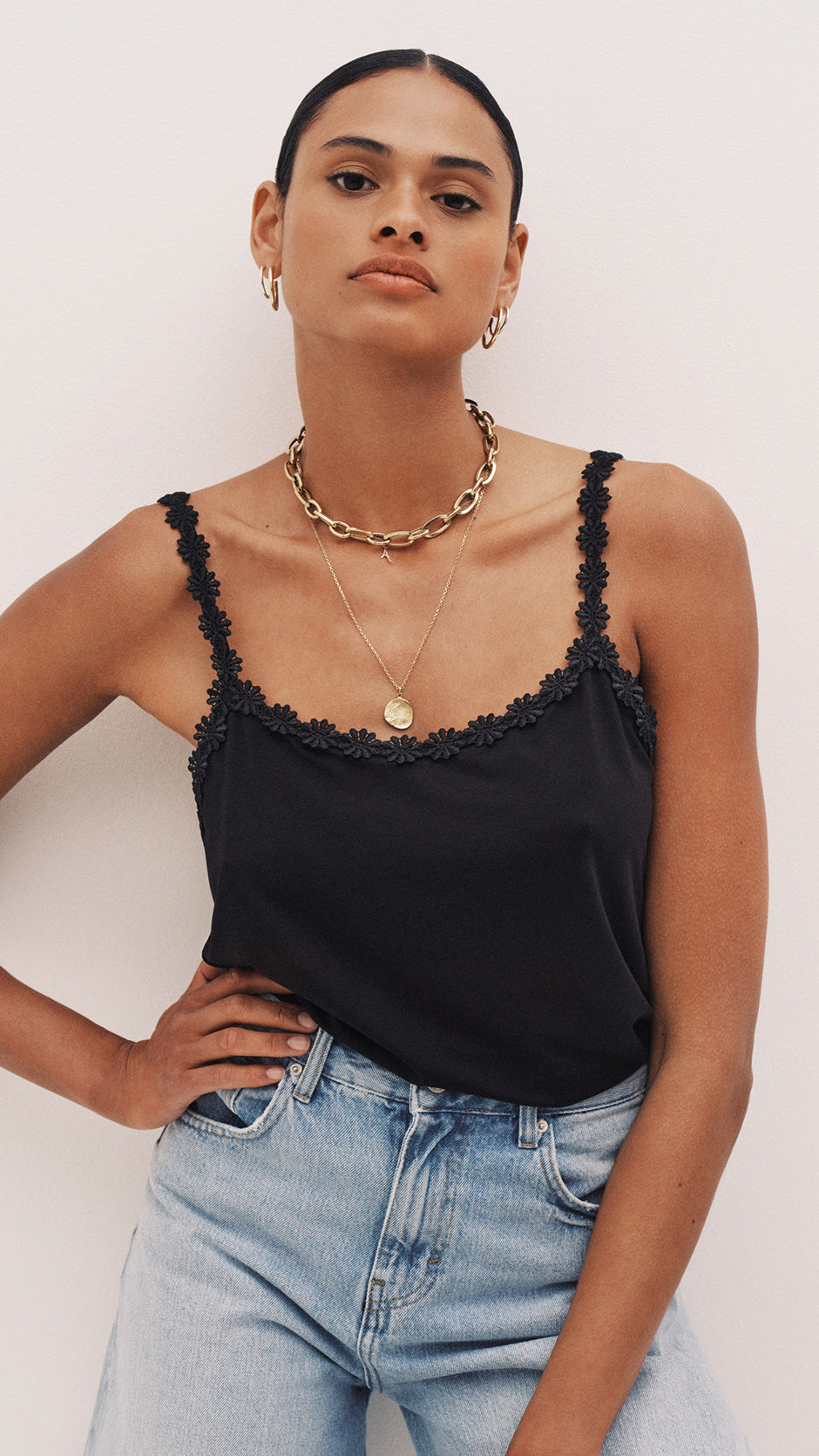 Marie Jo Avero Studio – Verspielte Sommertops mit ikonischen Blümchenträger und luftiger Sommer-Leichtigkeit