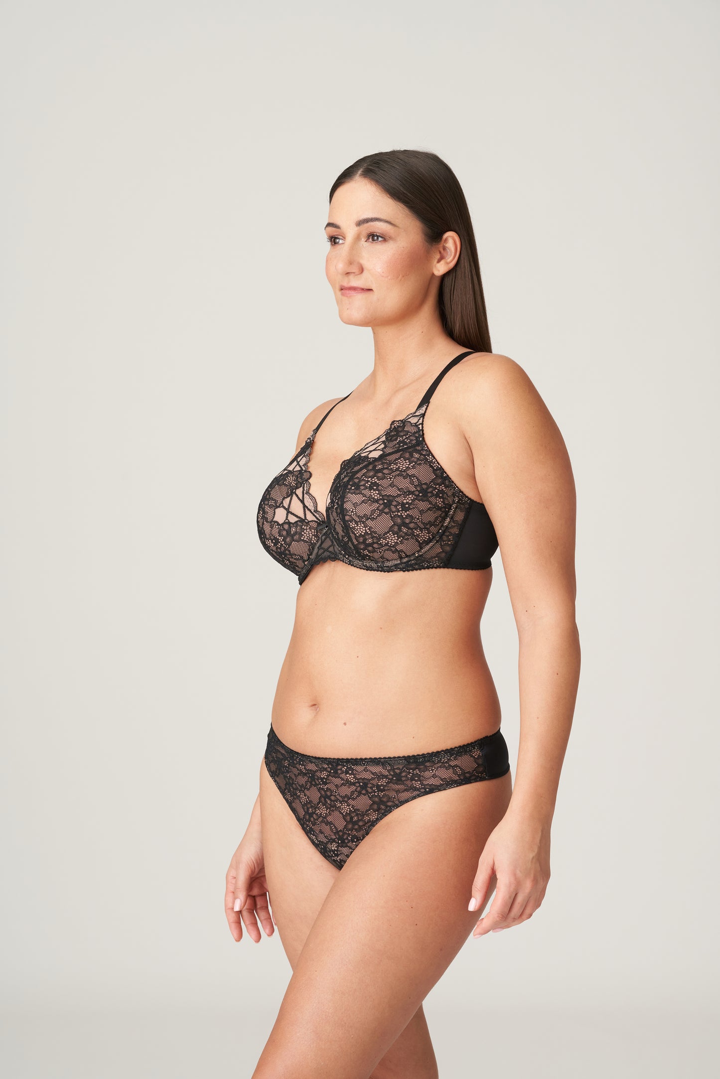 LIVONIA String (Schwarz)