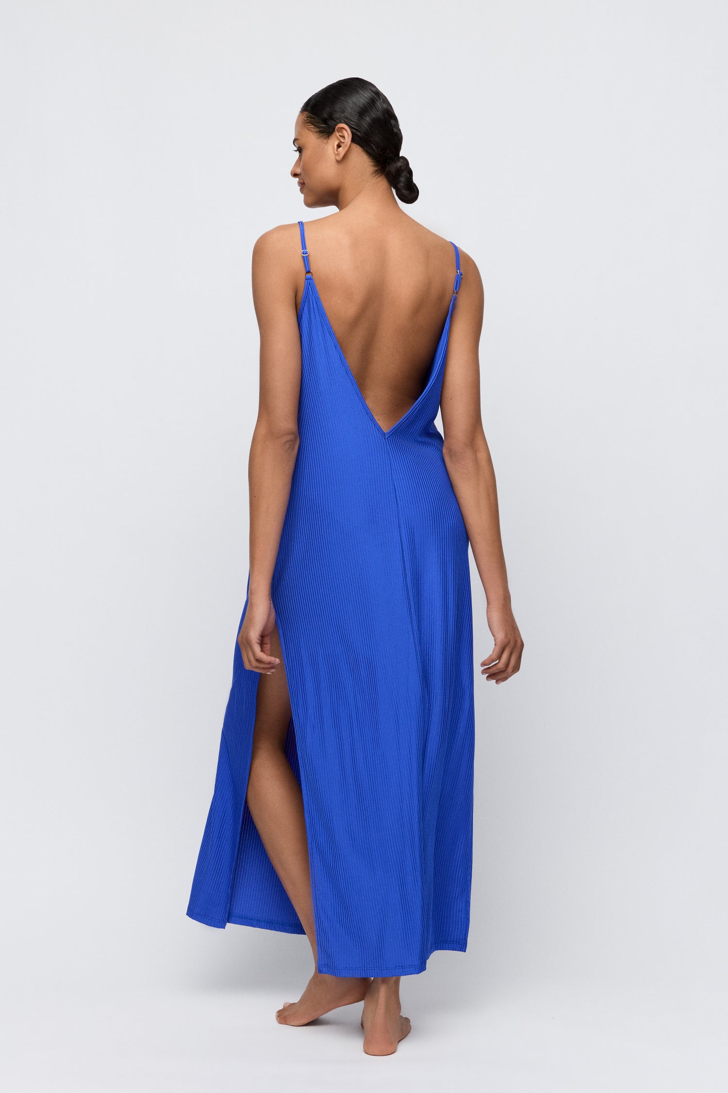 Trägerkleid, Sommerkleid von Marie Jo. Moderner Luxus mit sportlich-elegantem Touch. Komfortabel und cool.
Schickes Maxikleid, perfekt für den Strand oder einen Cocktail-Look.
Strahlendes Blau, trendig und hautschmeichelnd mit Seitenschlitz. Und tiefen Rückenausschnitt!