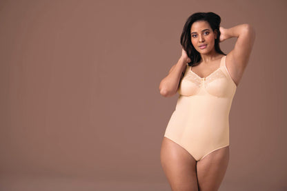 LUCIA Komfort-Korselett (Light Powder)